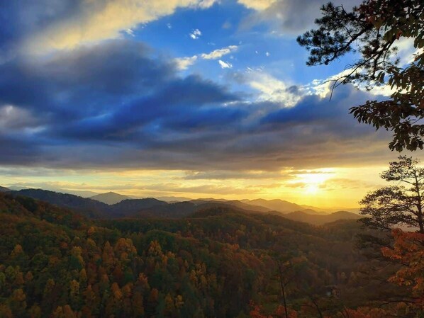 Paesaggio montuoso con un tramonto.