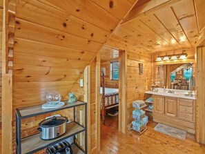 Interior - Mt views, Firepit, Pickle Ball, Hot Tub, Fireplace (Sevierville)