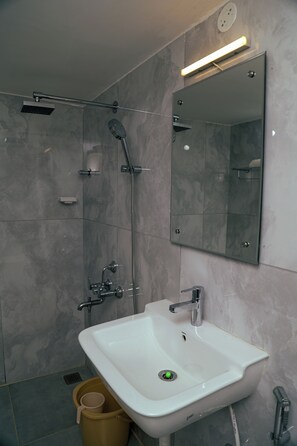 Shower, towels, soap, shampoo - Castle 360 Inn (Puducherry)