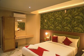 Desk, laptop workspace, free WiFi