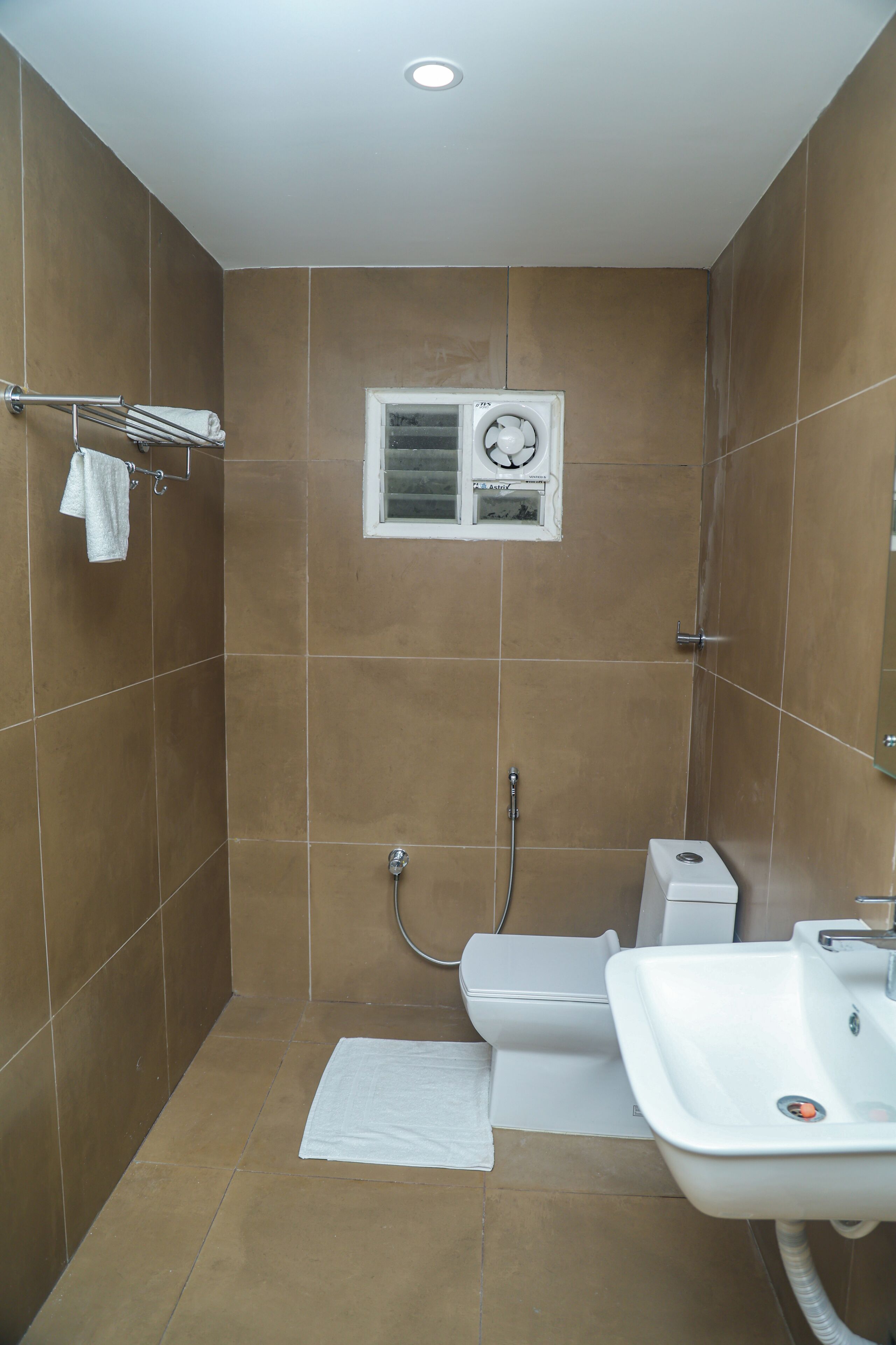 Un baño con ducha, inodoro y lavabo.