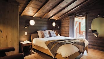 5 bedrooms, iron/ironing board, WiFi, bed sheets
