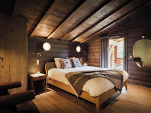 5 bedrooms, iron/ironing board, WiFi, bed sheets