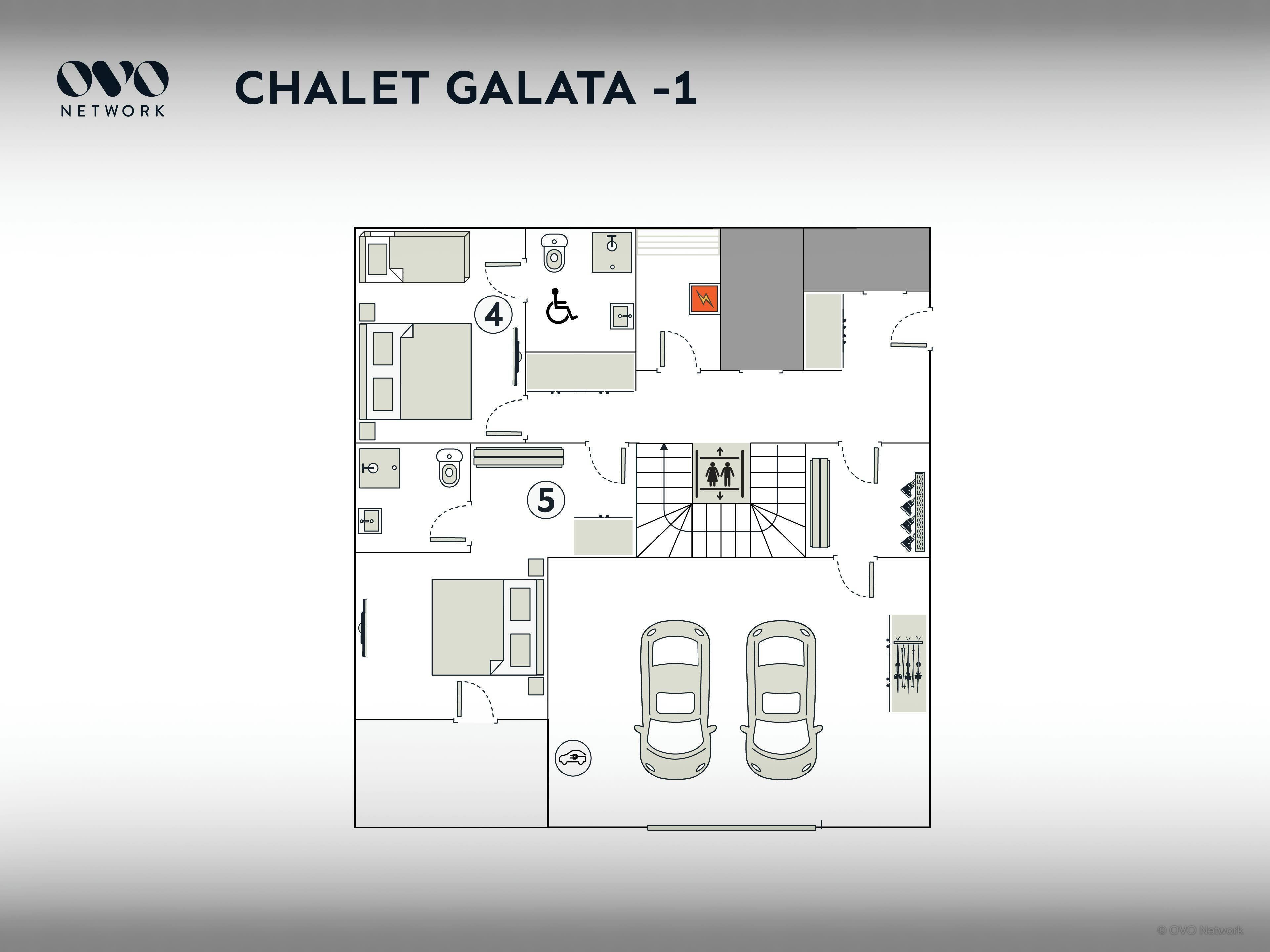 Chalet Galata -1 -nimisen hotellin pohjapiirros, jossa on keskeinen käytävä, useita huoneita, pysäköintialue ja esteettömyysmerkki.