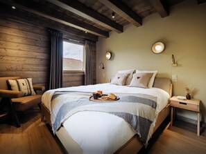 5 bedrooms, iron/ironing board, WiFi, bed sheets