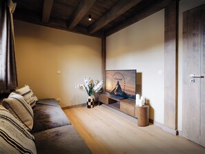 Televisión, chimenea y estéreo 