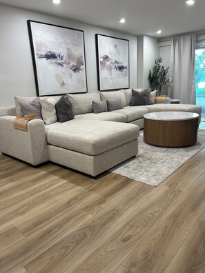 Smart-TV, Bücher, Stereoanlage