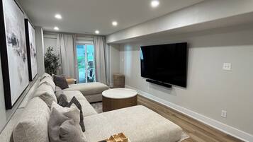 Smart TV, livros, aparelho de som
