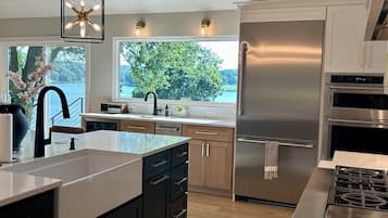 Geladeira, micro-ondas, fogão, cooktop