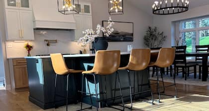 Luxe Modern Lakehouse - Luxe Retreat