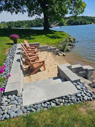 Luxe Modern Lakehouse - Luxe Retreat