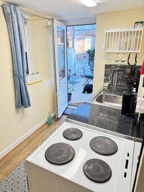 Fridge, microwave, oven, coffee/tea maker - Clean holiday studio apartment in the heart of Babbacombe (Babbacombe)
