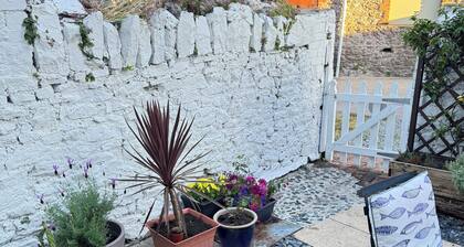 Clean holiday studio apartment in the heart of Babbacombe