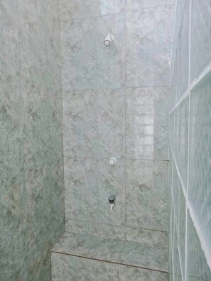Regadera, amenidades de baño ecológicas, toallas, jabón 