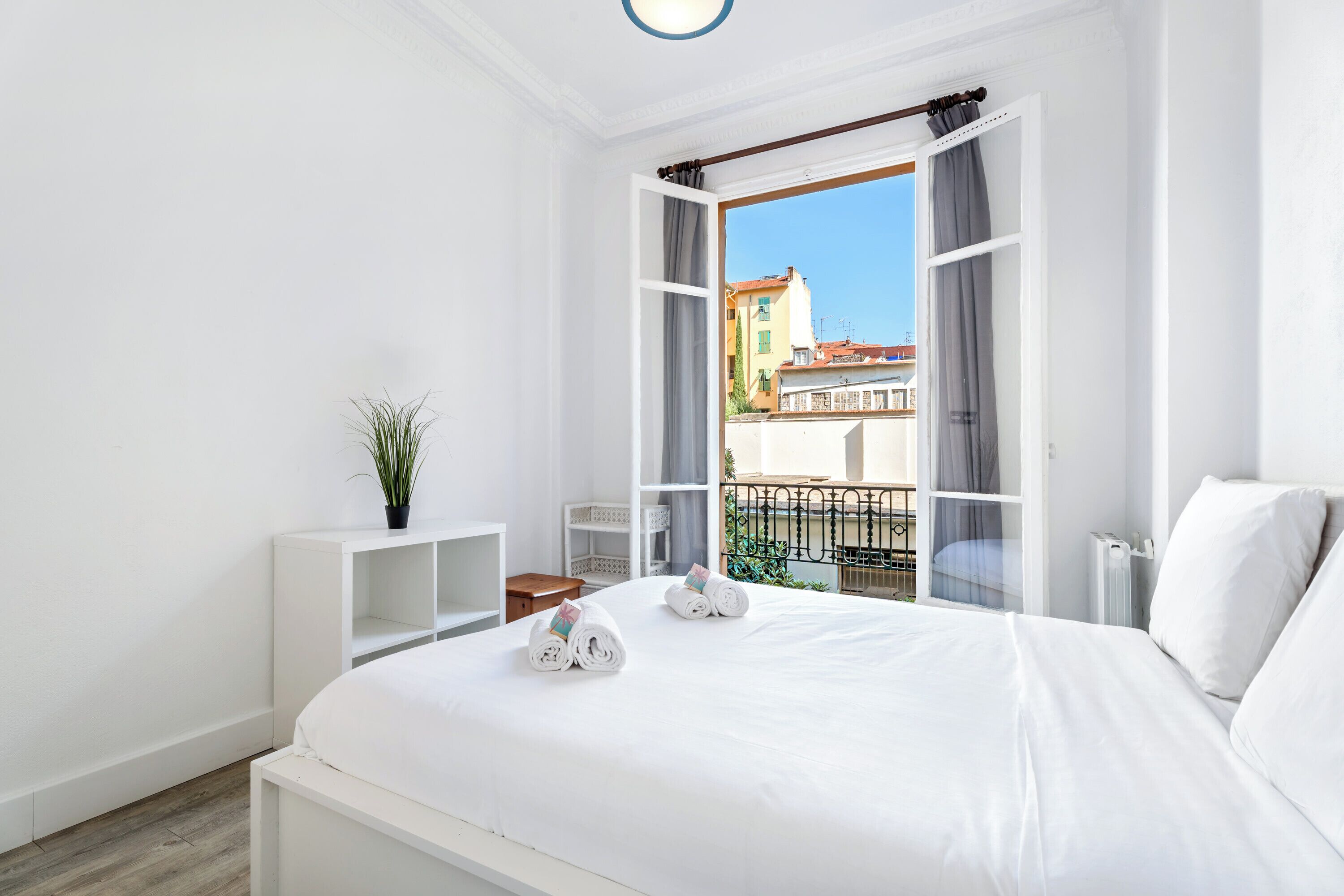 1 dormitorio, tabla de planchar con plancha, wifi y ropa de cama