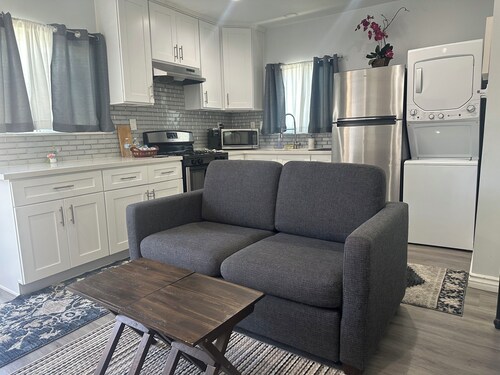 Charming stand alone guest house in Pleasant Burbank with AC