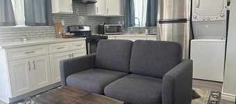 Charming stand alone guest house in Pleasant Burbank with AC