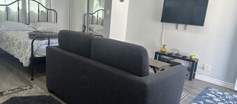 Charming stand alone guest house in Burbank close to universal studios