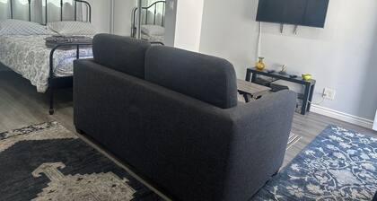 Charming stand alone guest house in Burbank close to universal studios