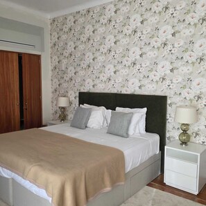 4 bedrooms, iron/ironing board, WiFi, bed sheets