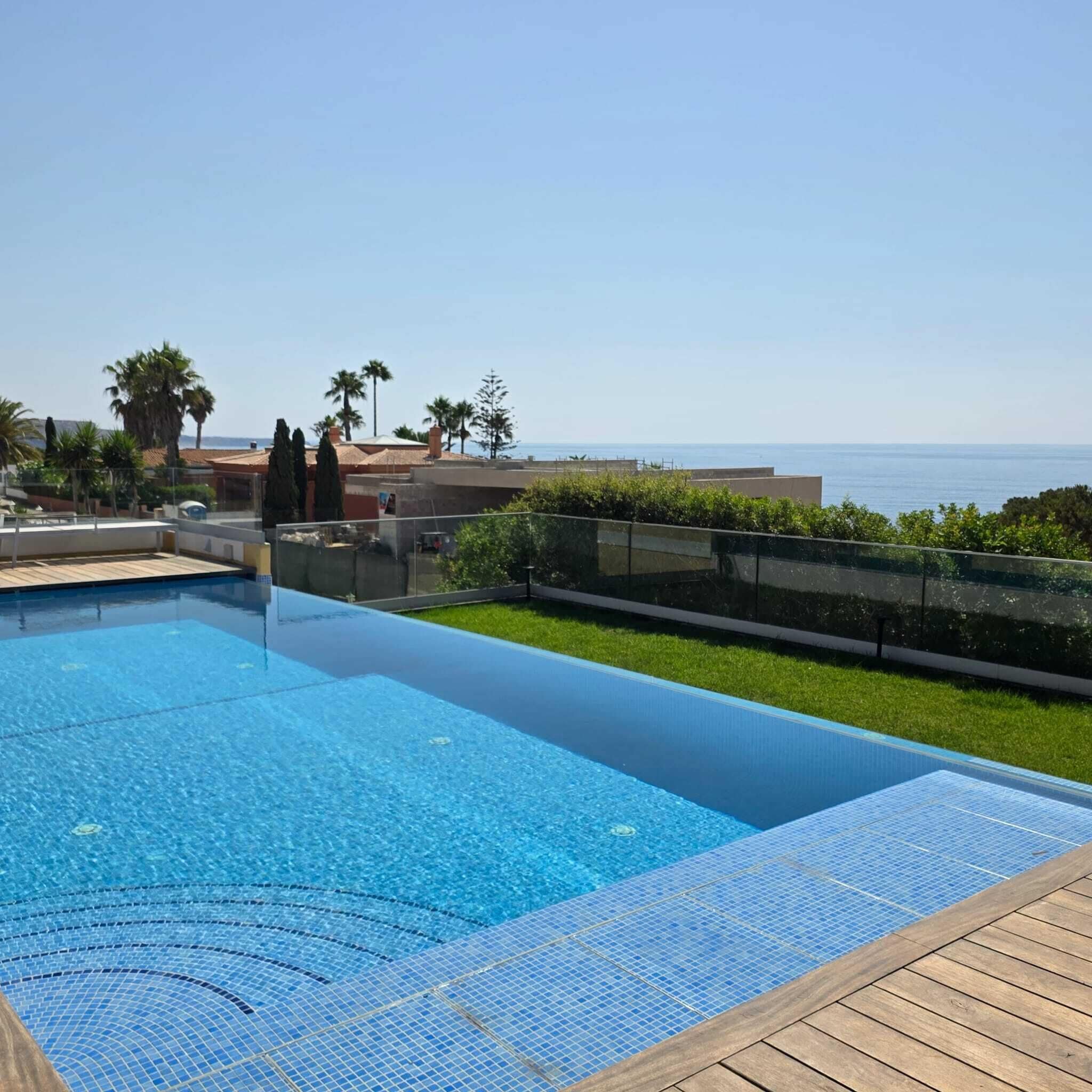 Piscina aquecida virada a sul e integrada na zona de lazer