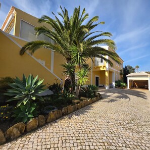 Exterior - Excellent villa with 4 suites, heated pool and outdoor jacuzzi. (Luz)