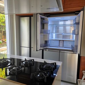 Mikrobølgeovn, ovn, kokeplater og oppvaskmaskin