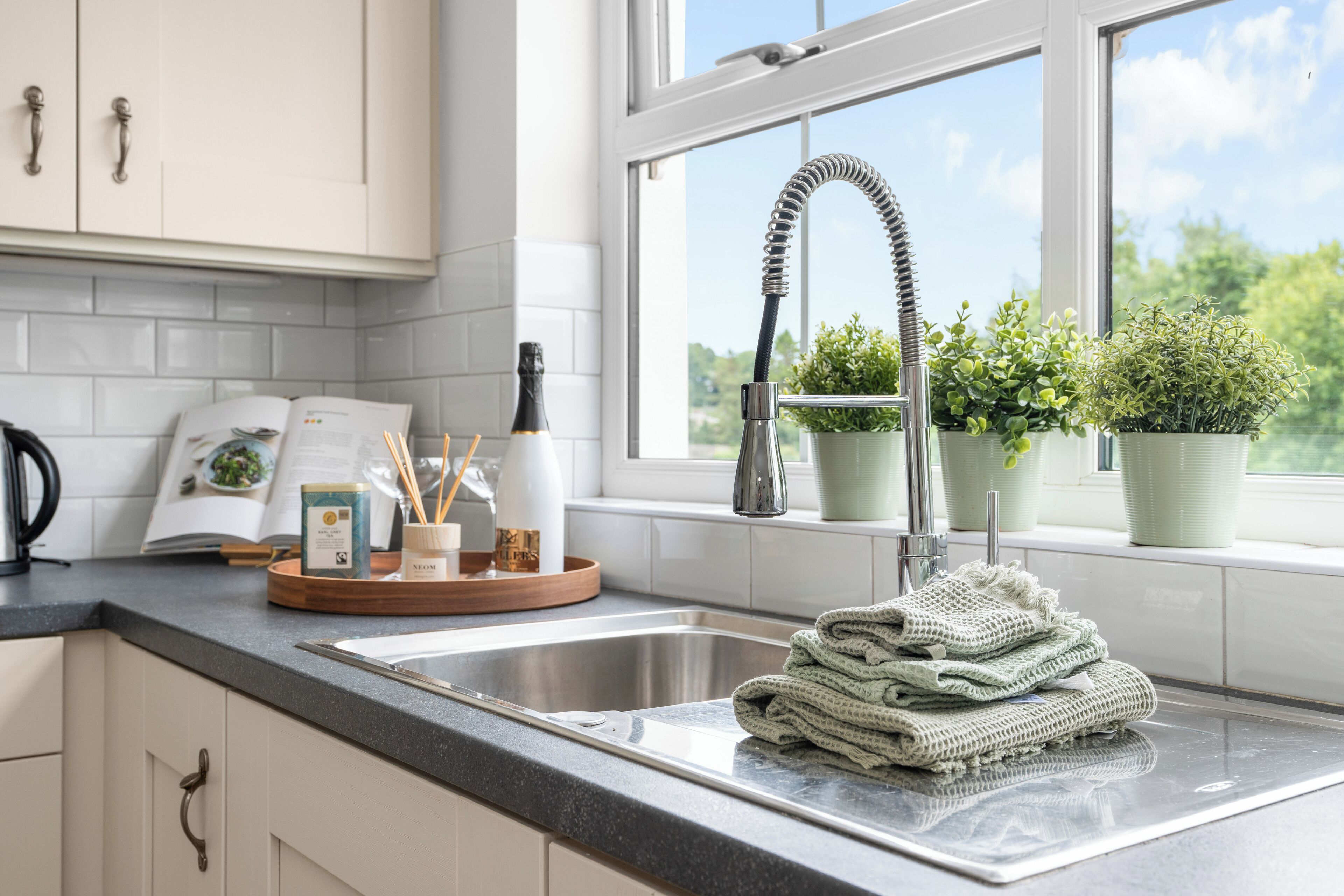 Four, plaque de cuisson, lave-vaisselle, cafetière/bouilloire