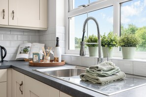 Een oven, een kookplaat, een vaatwasser