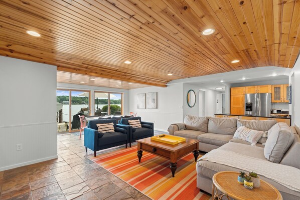 Smart TV, fireplace, books - Bonita Springs - Pool - Balcony & Prime Location! (White Lake Township)