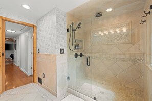 Douche, sèche-cheveux, serviettes fournies, savon
