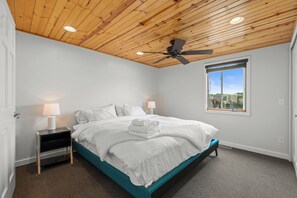 3 室のベッドルーム、デスク、旅行用ベビーベッド、WiFi (無料)