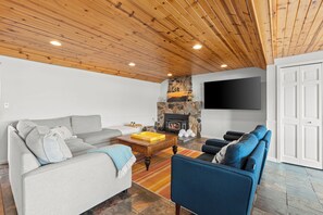 スマートテレビ、暖炉、書庫