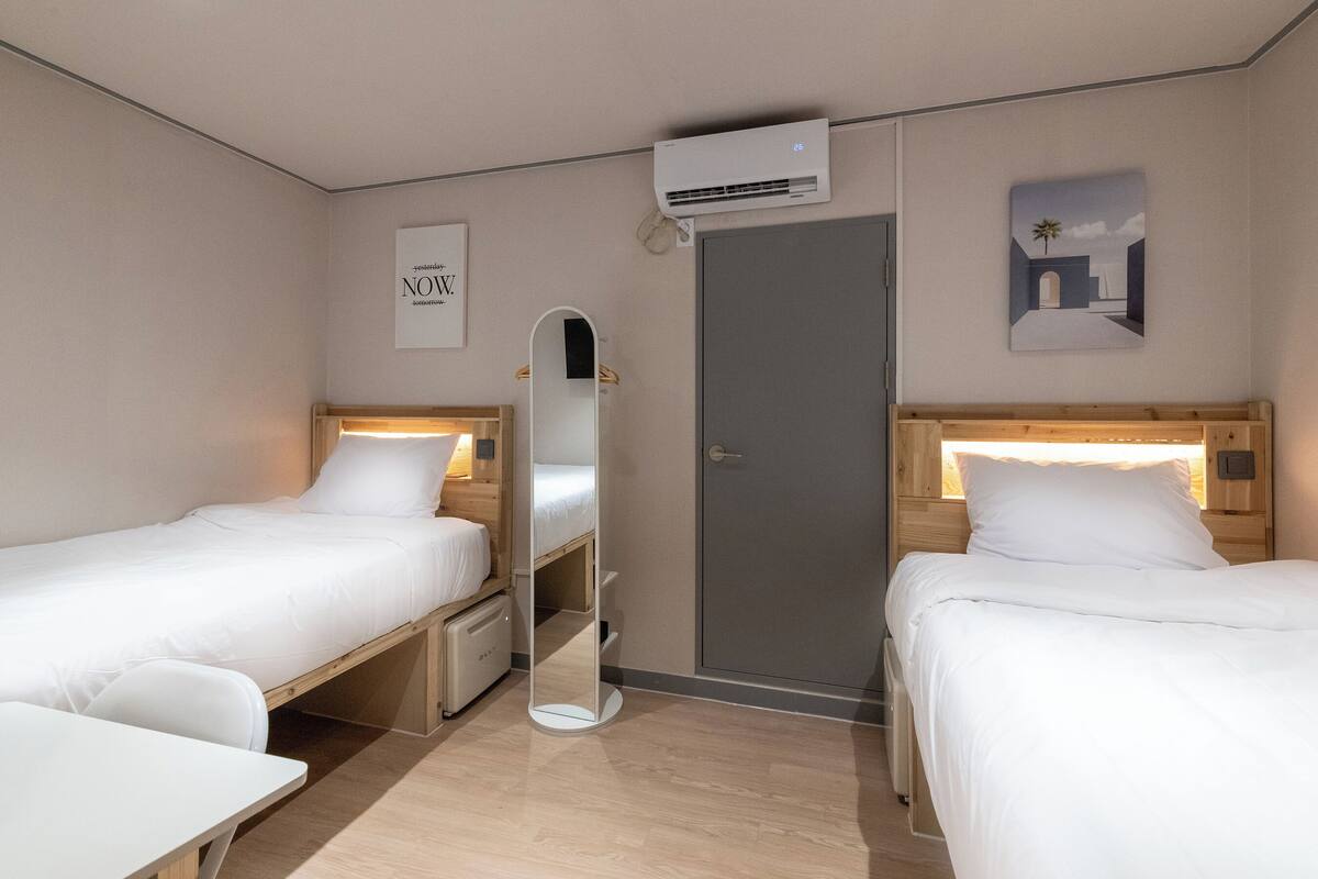 Standard Twin Room | Desk, free WiFi, bed sheets