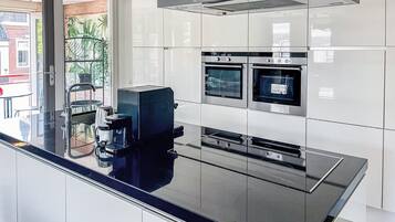 Een koelkast, een oven, een vaatwasser