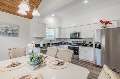  Cozy Gray House - Spacious , Safe & Perfect for Families.