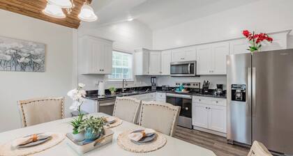 Cozy Gray House - Spacious , Safe & Perfect for Families.
