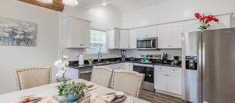 Cozy Gray House - Spacious , Safe & Perfect for Families.