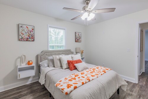  Cozy Gray House - Spacious , Safe & Perfect for Families.