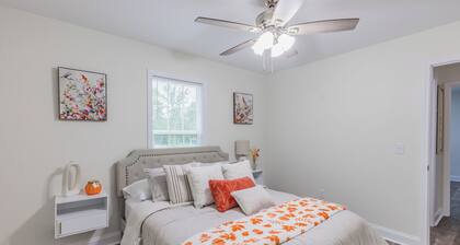 Cozy Gray House - Spacious , Safe & Perfect for Families.