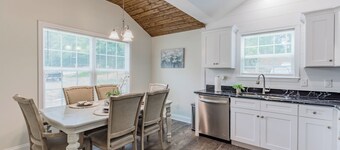  Cozy Gray House - Spacious , Safe & Perfect for Families.