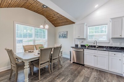 Cozy Gray House - Spacious , Safe & Perfect for Families.