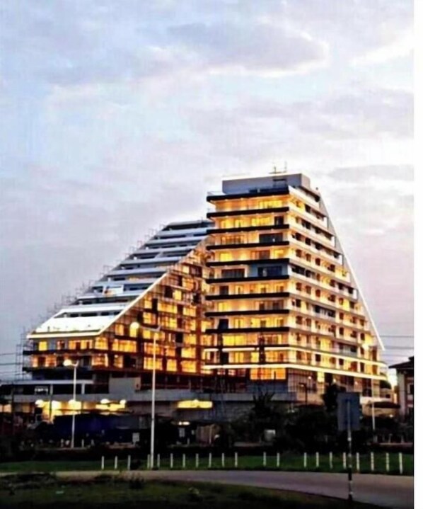 Exterior - The Signature Hotel deluxe queen studio with balcony #10 (Accra)