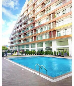 Pool - The Signature Hotel queen studio with balcony #8 (Accra)