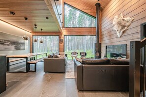 Smart TV, fireplace