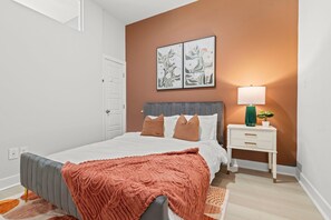 1 chambre, bureau, fer et planche à repasser, lit de bébé portatif