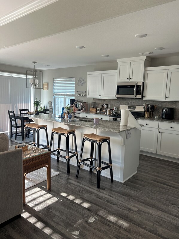 Refrigerador, microondas, horno, placa de cocina