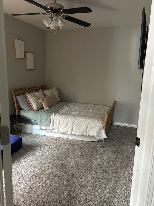 Iron/ironing board, free WiFi, bed sheets