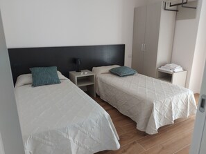 2 chambres, fer et planche à repasser, lit de bébé portatif
