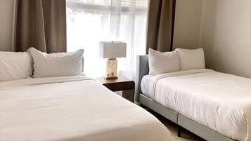 2 室のベッドルーム、デスク、アイロン / アイロン台、WiFi